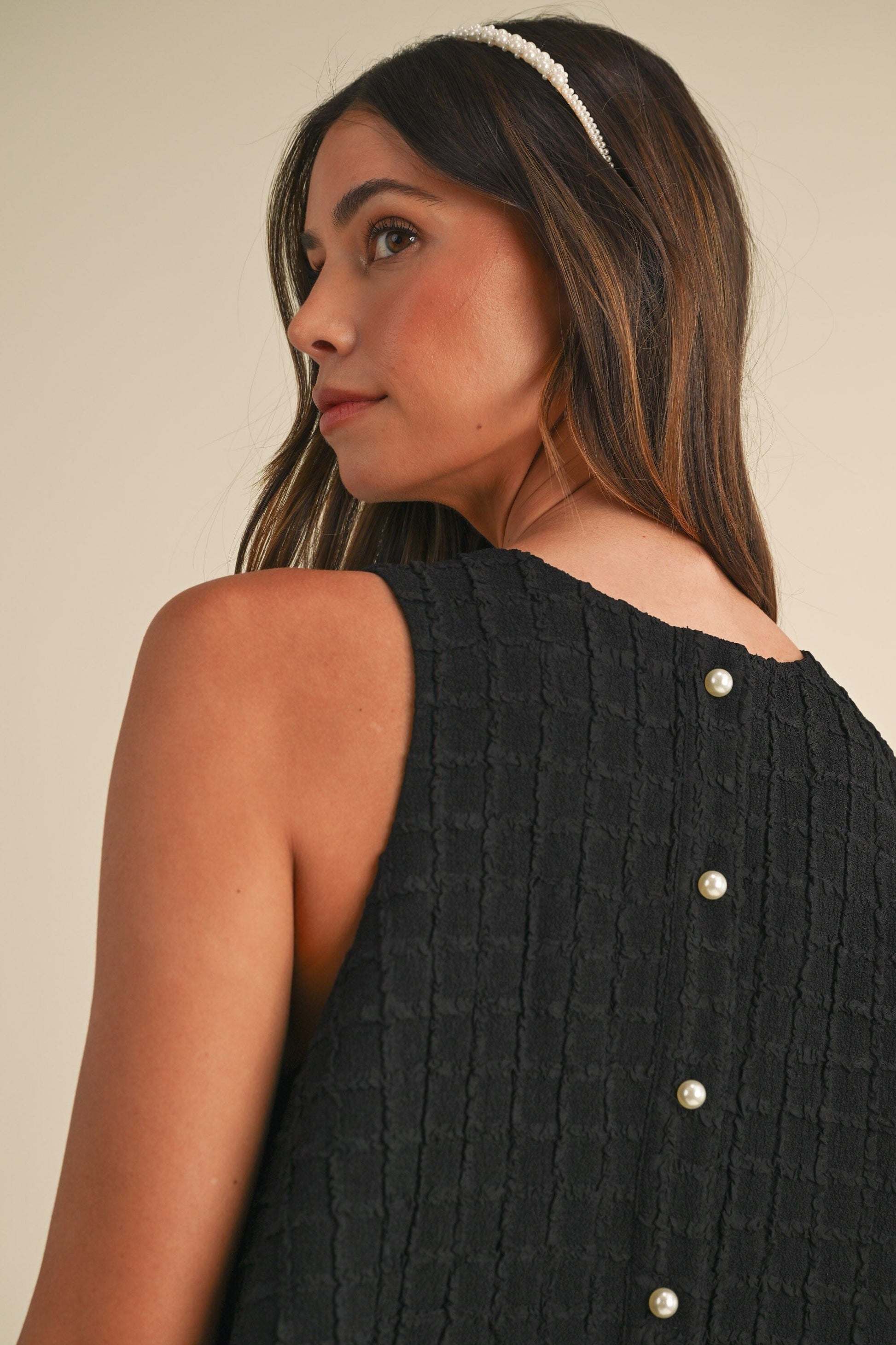 SLEEVELESS TEXTURED RUFFLE BUTTON BACK MINI DRESS Mable 