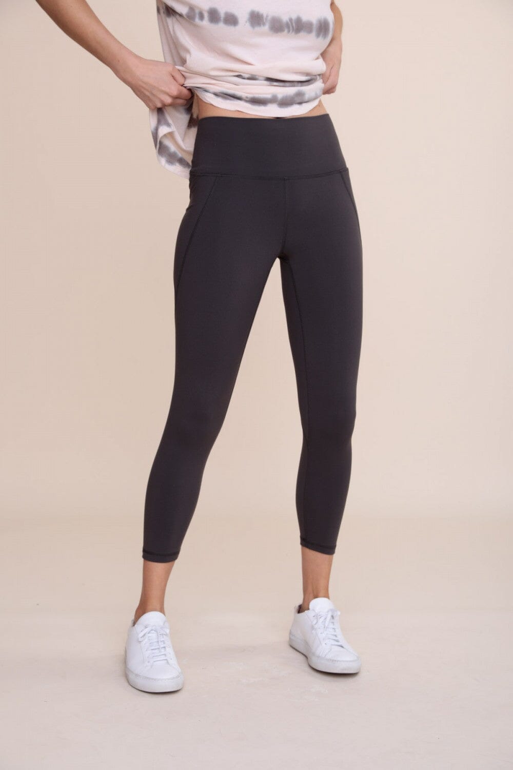 Essential Solid Waist Capris Mono B 